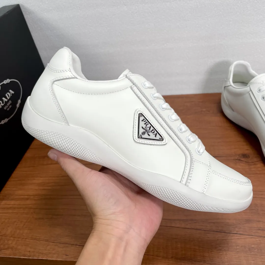 💰720 Code: YS003342 Prada/Prada men’s new leather sneakers. This sneaker is made of imported calf leather and is inspired by classic aesthetic concepts. The tongue is decorated with the recognizable P RADA MILANO embossed logo, the outside is decorated with the classic triangular metal enamel logo, and the all-metal enamel eyelets further enhance the style. Equipped with 3.5cm iconic red label lightweight elastic rubber soles, fabric and cowhide mixed lining, and silk-printed logo cowhide foot pads. The style is versatile and durable, comfortable and breathable, and comes with a full set of original packaging dust bags! Code number: 39-40-41-42-43-44 standard leather shoe code (45 can be customized but returns and exchanges are not supported) Item number: 2EE768 white